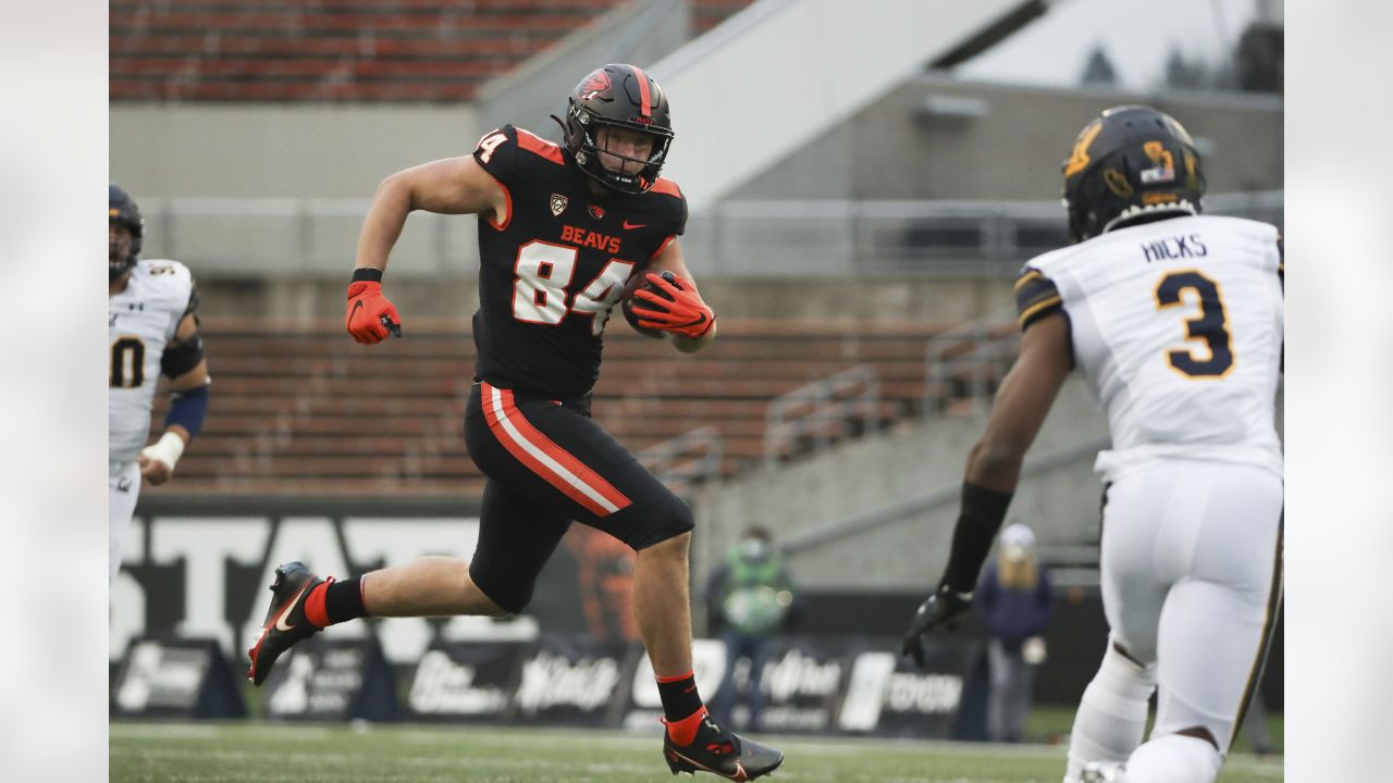 Houston, Texas, USA. 04th Dec, 2022. Houston Texans TEAGAN QUITORIANO (84)  reaches out for a reception in the first quarter during the game between  the Cleveland Browns and the Houston Texans in