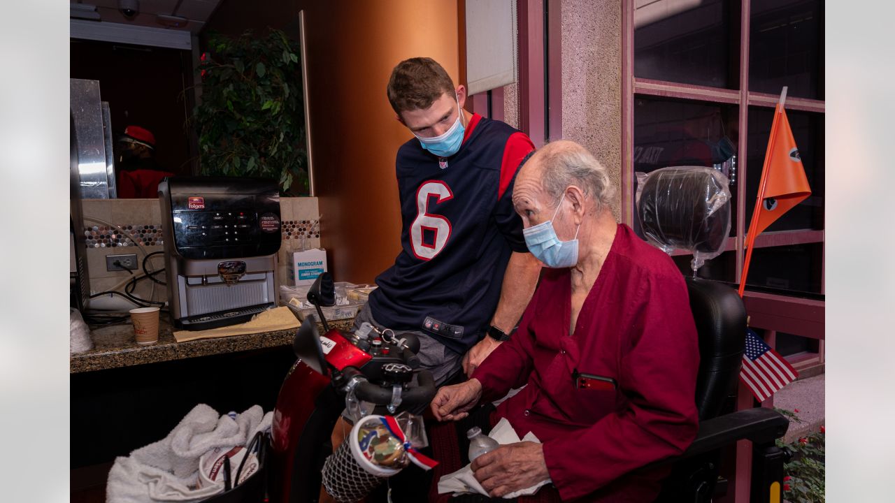 \ud83d\udcf8 | Texans players visit VA Hospital in honor of Veterans Day