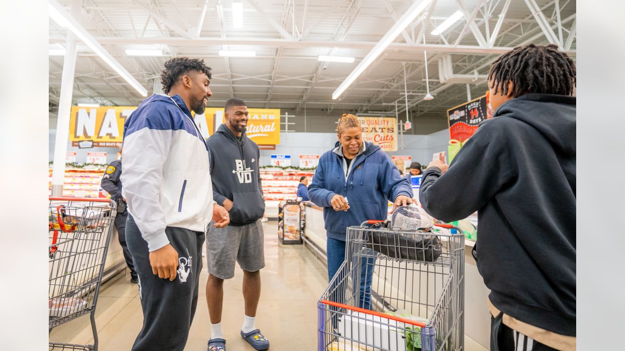 Texans' defensive line surprises shoppers at H-E-B with gift cards