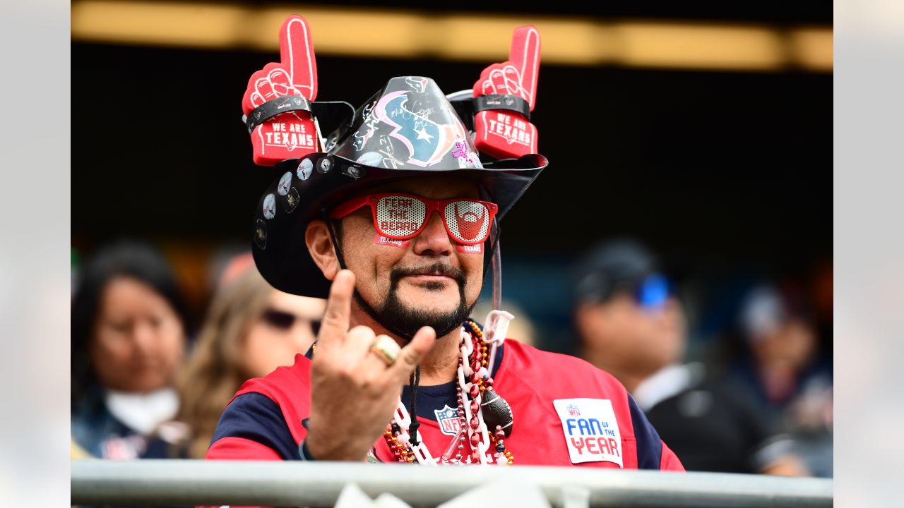 Chicago Bears vs. Houston Texans. Fans support on NFL Game. Silhouette of  supporters, big screen with two rivals in background Stock Photo - Alamy