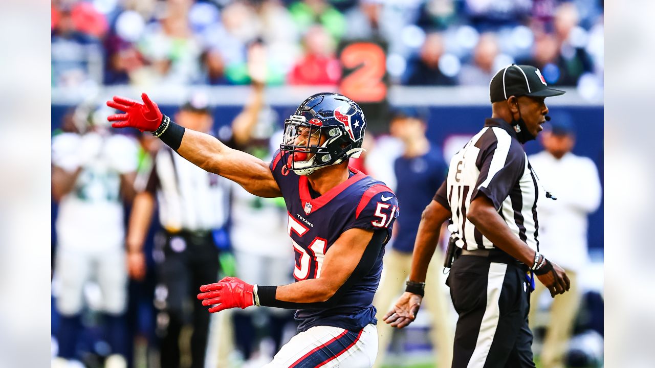 Wilson has 2 TD passes as Seahawks beat Texans 33-13