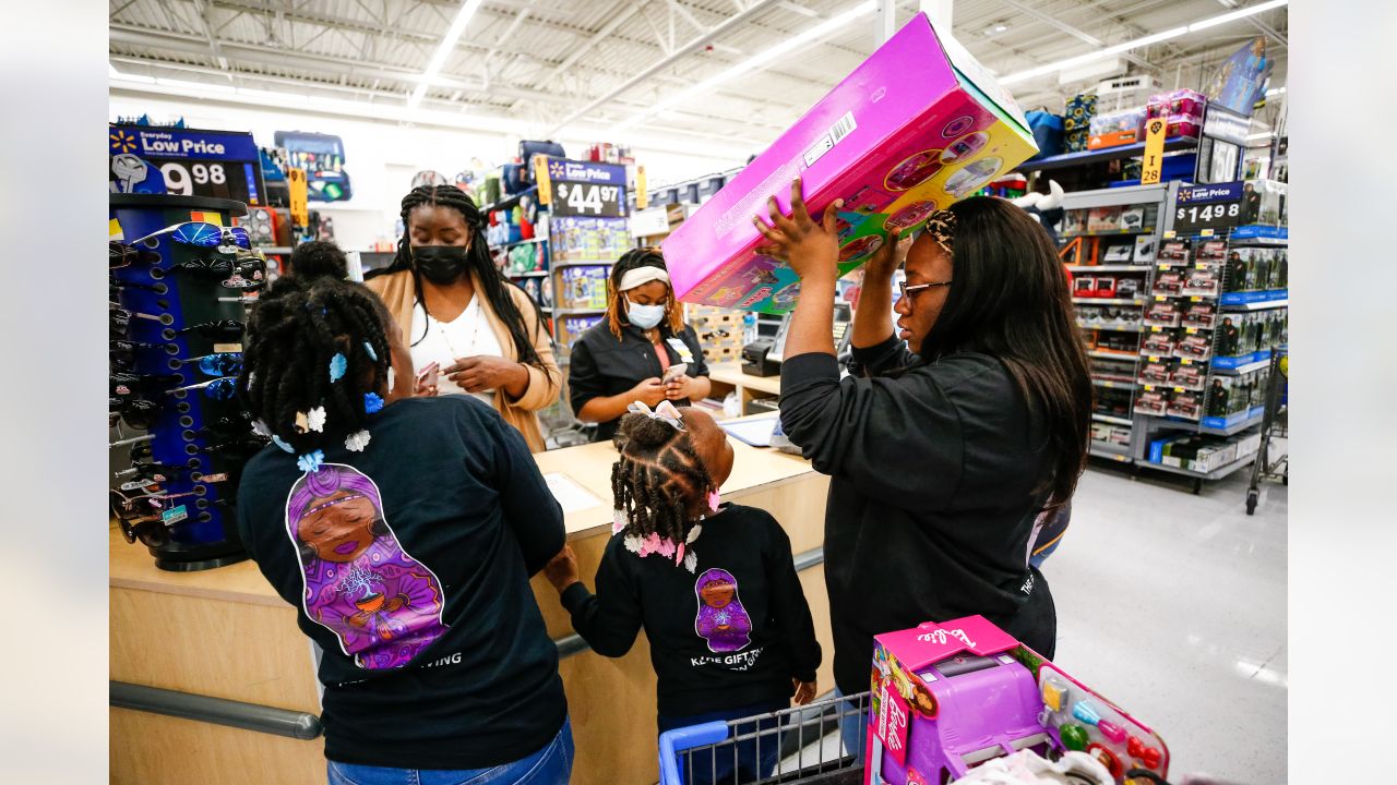 Texans' Laremy Tunsil surprises single mothers, children with meals, games,  gift bags and football tickets: 'I love giving back'