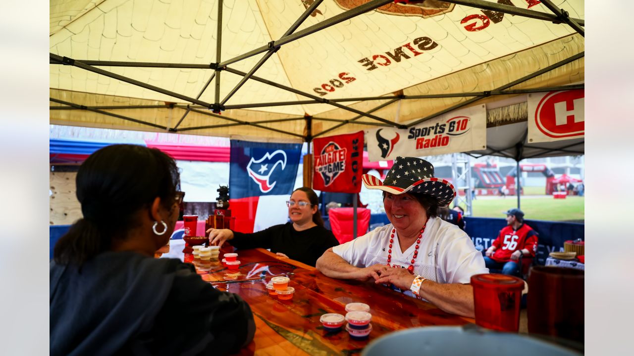 Houston Texans - The H-E-B Tailgater of the Game is 'Bulls on Party  Tailgaters' in the Maroon Lot! Let's go Texans! Tailgate Photos: