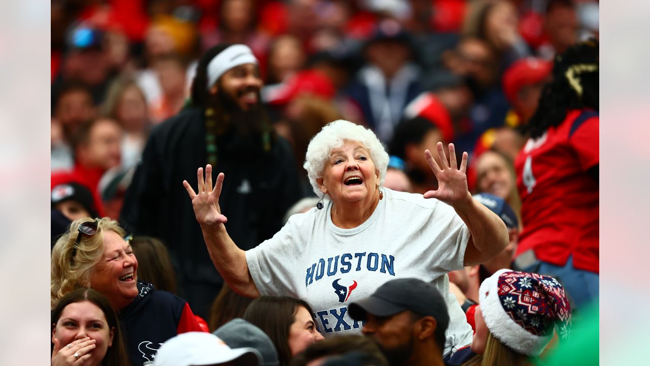 Kansas City Chiefs vs. Houston Texans. Fans support on NFL Game. Silhouette  of supporters, big screen with two rivals in background Stock Photo - Alamy