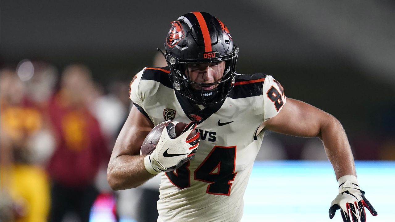 Houston, Texas, USA. 04th Dec, 2022. Houston Texans TEAGAN QUITORIANO (84)  reaches out for a reception in the first quarter during the game between  the Cleveland Browns and the Houston Texans in