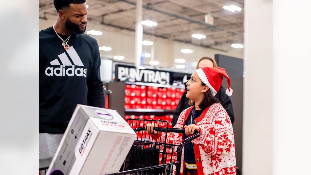 \ud83d\udcf8 | Holiday shopping spree at Academy with Nico Collins