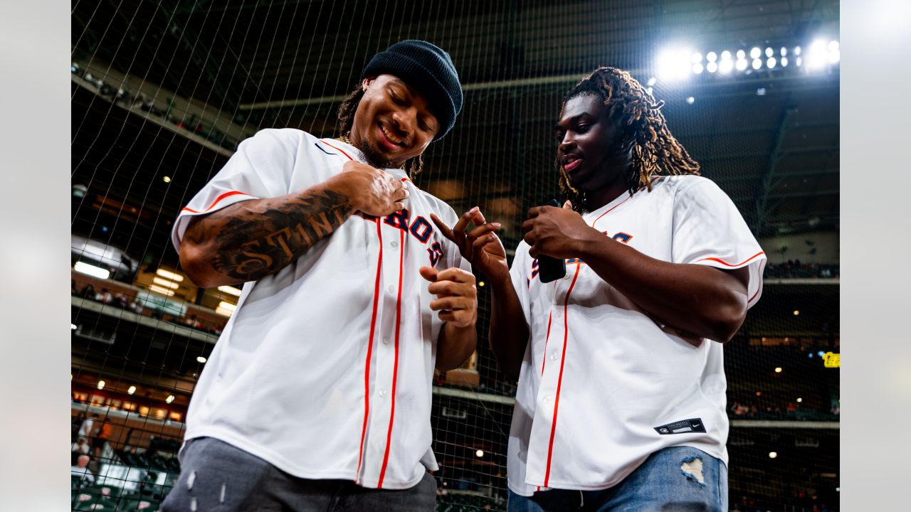 📸  Texans Rookies Throw Out First Pitch for the Houston Astros