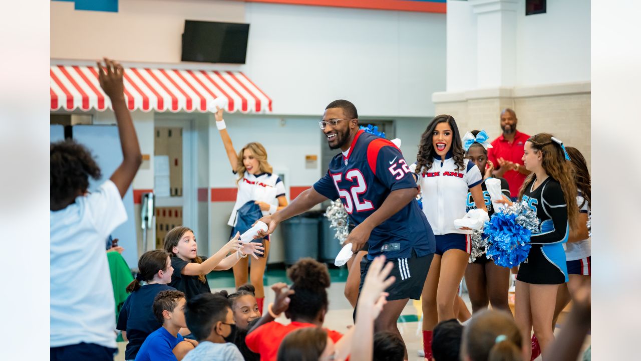 Broncos cheerleading, T-shirt contest