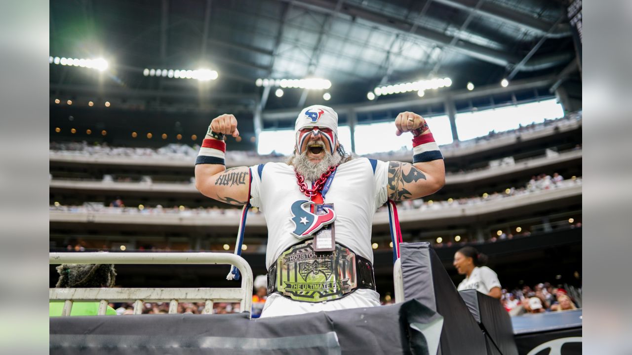 \ud83d\udcf8 | Mexico fans visit NRG Stadium for Liberty White Out game