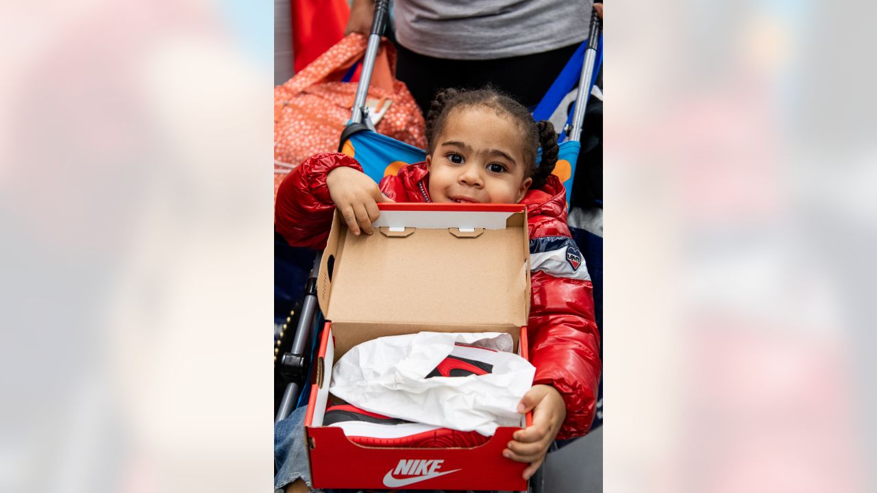 Texans' Laremy Tunsil surprises single mothers, children with meals, games,  gift bags and football tickets: 'I love giving back'