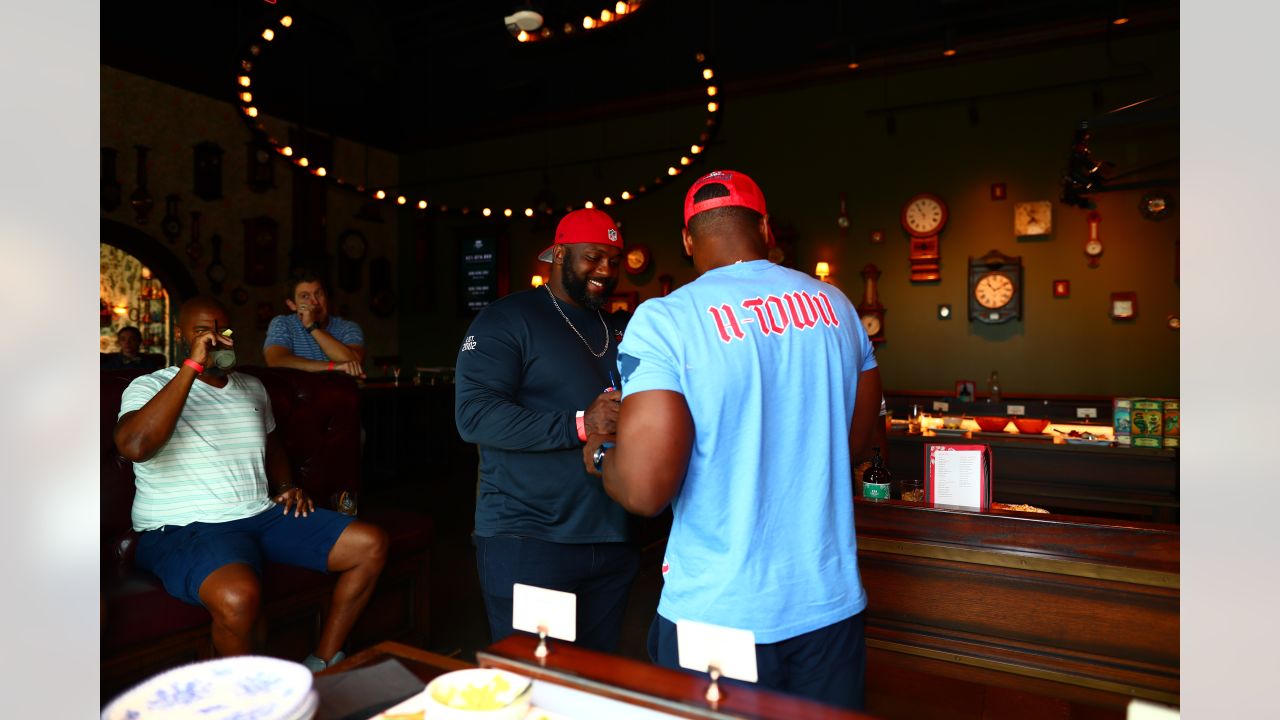 \ud83d\udcf8 | Texans Legends bond at Houston Flight Club