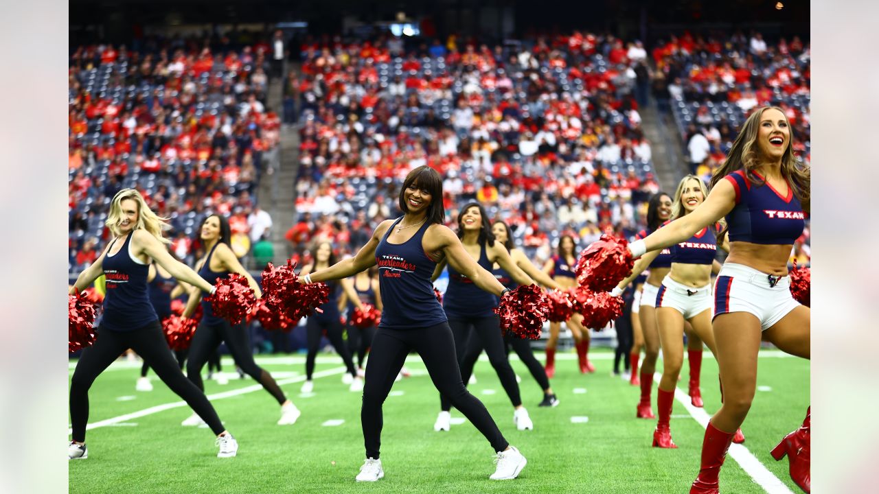 \ud83d\udcf8 | Houston Texans Cheerleaders Alumni featured during halftime