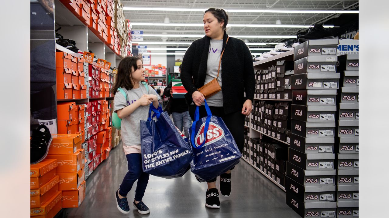 Texans' Laremy Tunsil surprises single mothers, children with meals, games,  gift bags and football tickets: 'I love giving back'