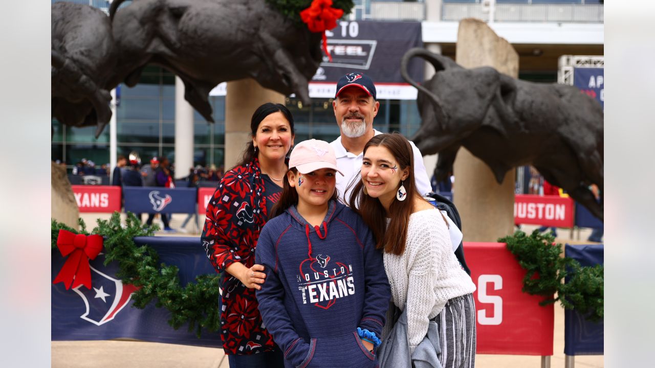 Cleveland Browns vs. Houston Texans. Fans support on NFL Game. Silhouette  of supporters, big screen with two rivals in background Stock Photo - Alamy