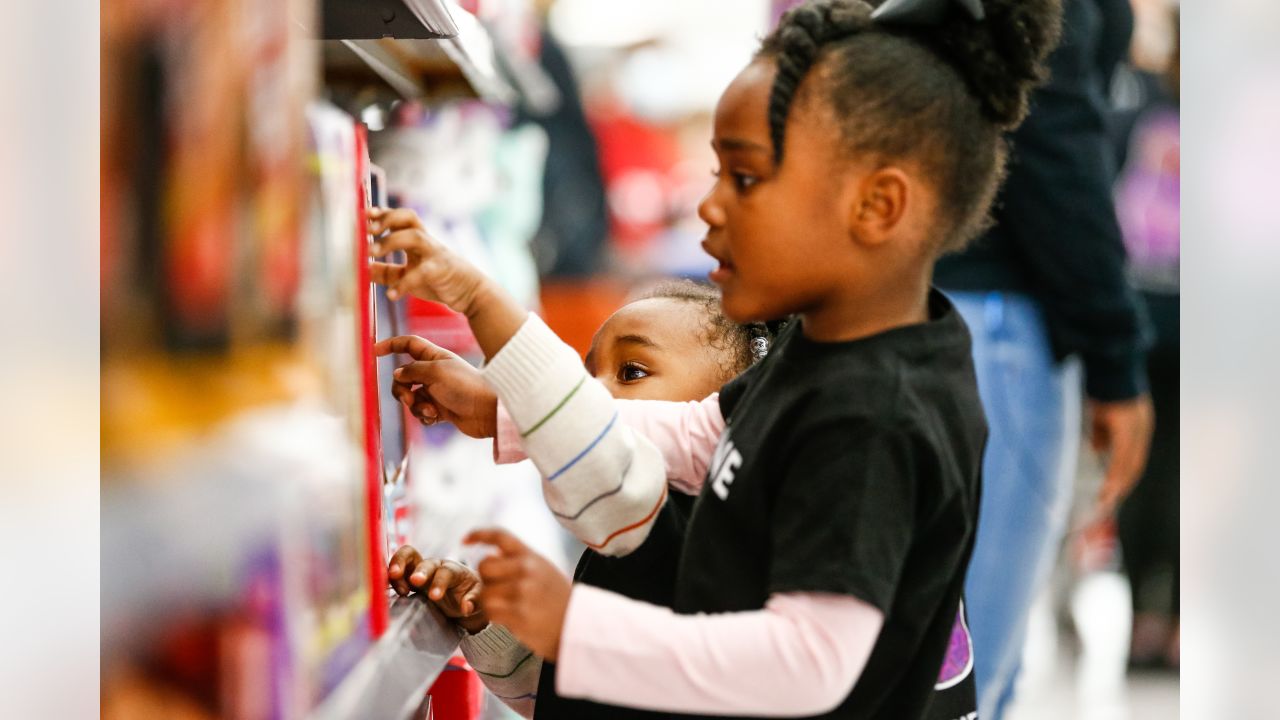 Texans' Laremy Tunsil surprises single mothers, children with meals, games,  gift bags and football tickets: 'I love giving back'