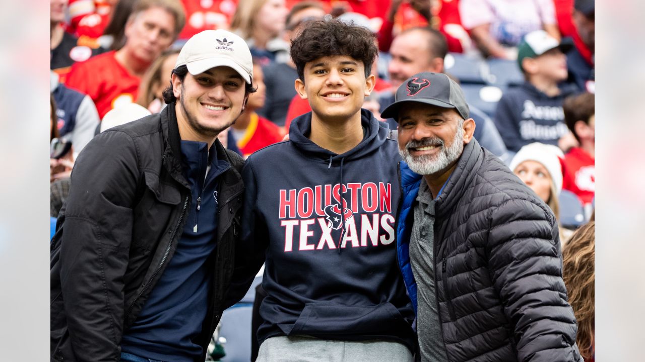 Kansas City Chiefs vs. Houston Texans. Fans support on NFL Game. Silhouette  of supporters, big screen with two rivals in background Stock Photo - Alamy