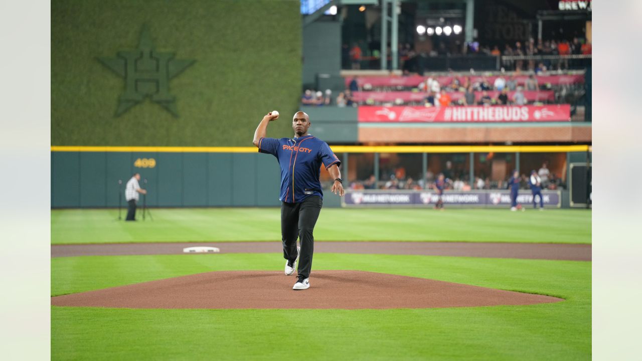 📸  Head Coach DeMeco Ryans throws out first pitch for the