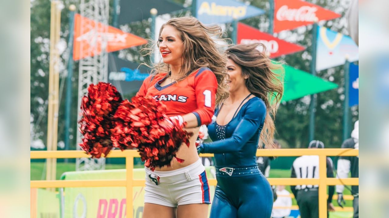 A Kansas City Chiefs cheerleader before an NFL preseason game between  Kansas  city chiefs cheerleaders, Kansas city chiefs, Women leggings outfits