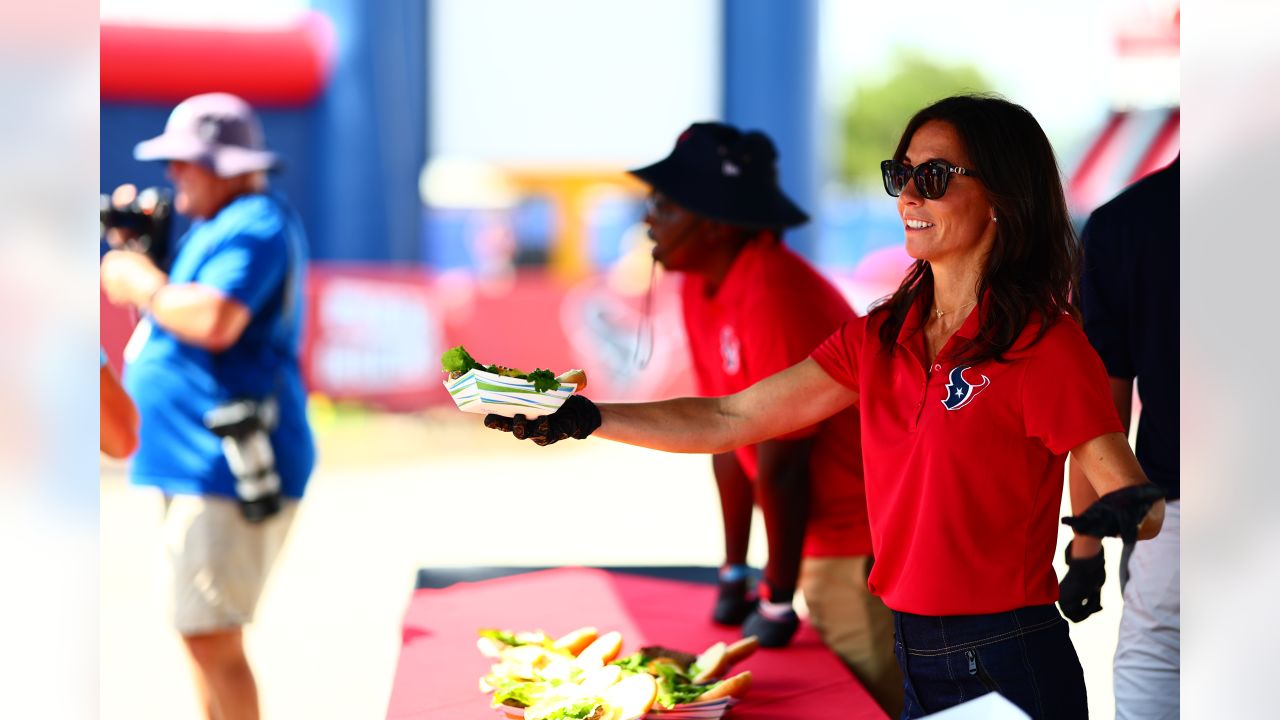 Cal McNair treats Texans fans with second annual 'Cal's Cookout'