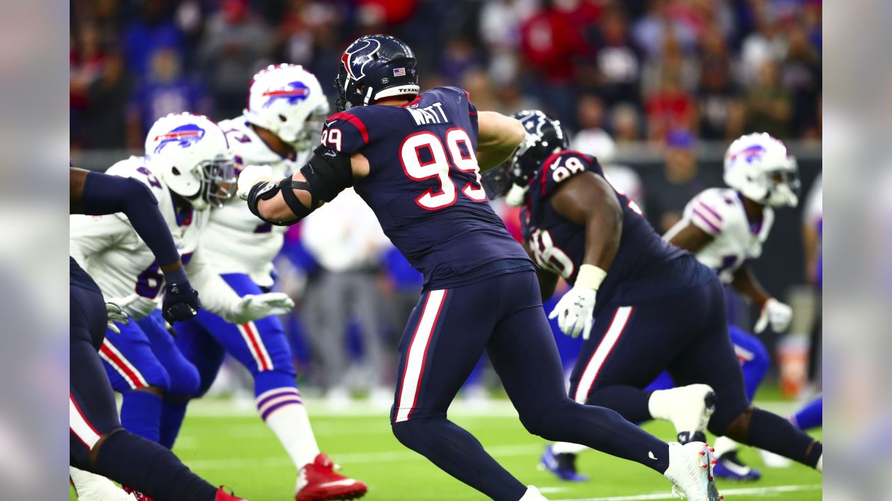 Houston Chronicle Sports - Houston Texans quarterback Deshaun Watson flexes  in celebration after connecting with running back Taiwan Jones to set up  the winning field goal in overtime of their 22-19 AFC