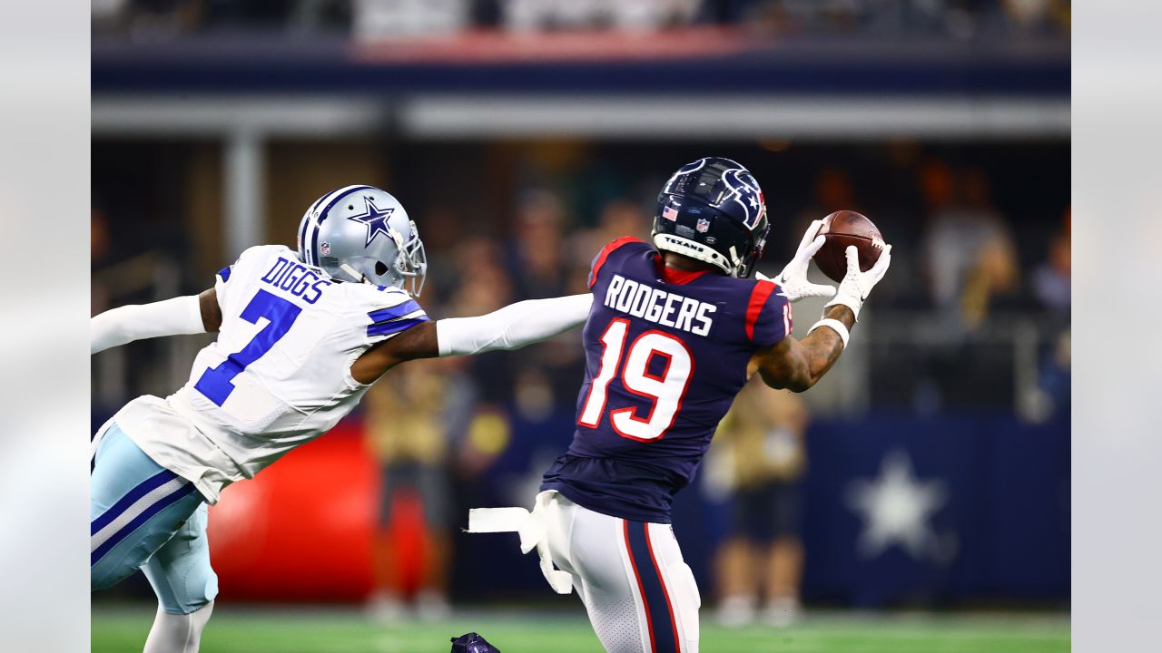 Arlington, Texas, USA. 11th Dec, 2022. Dallas Cowboys Cheerleader during  the NFL football game between the Houston Texans and the Dallas Cowboys on December  11, 2022 at AT&T Stadium in Arlington, Texas.