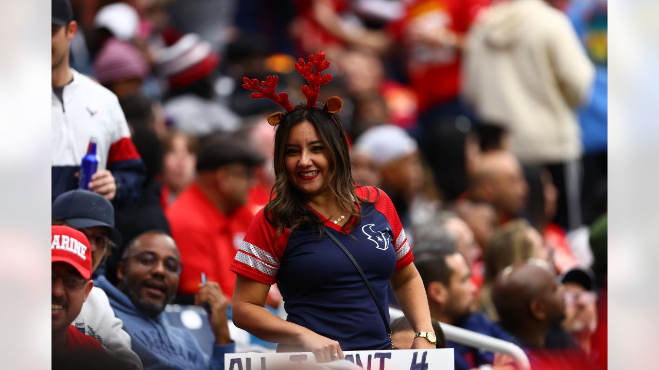 Kansas City Chiefs vs. Houston Texans. Fans support on NFL Game. Silhouette  of supporters, big screen with two rivals in background Stock Photo - Alamy