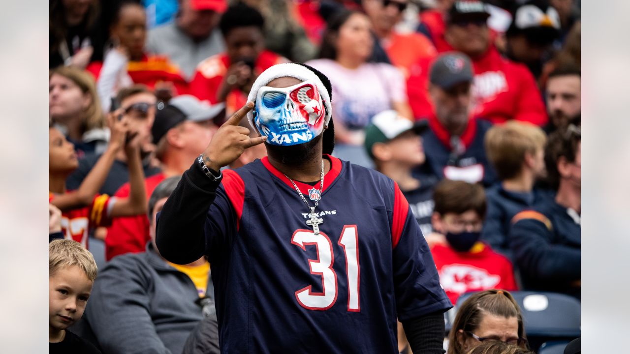 Kansas City Chiefs vs. Houston Texans. Fans support on NFL Game. Silhouette  of supporters, big screen with two rivals in background Stock Photo - Alamy