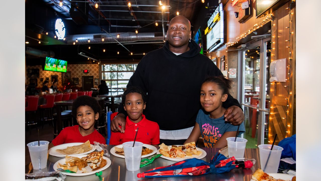 Texans' Laremy Tunsil surprises single mothers, children with meals, games,  gift bags and football tickets: 'I love giving back'