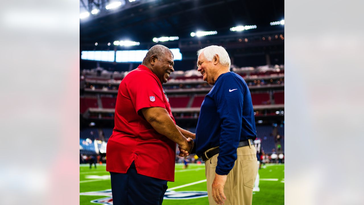 Texans DC Romeo Crennel announces retirement after 39 seasons in