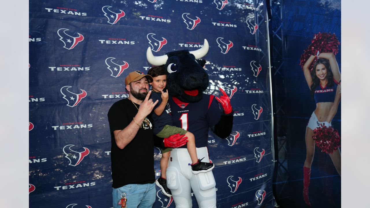 Photos: Houston fans celebrate Texans draft picks at Miller Outdoor Park –  Houston Public Media