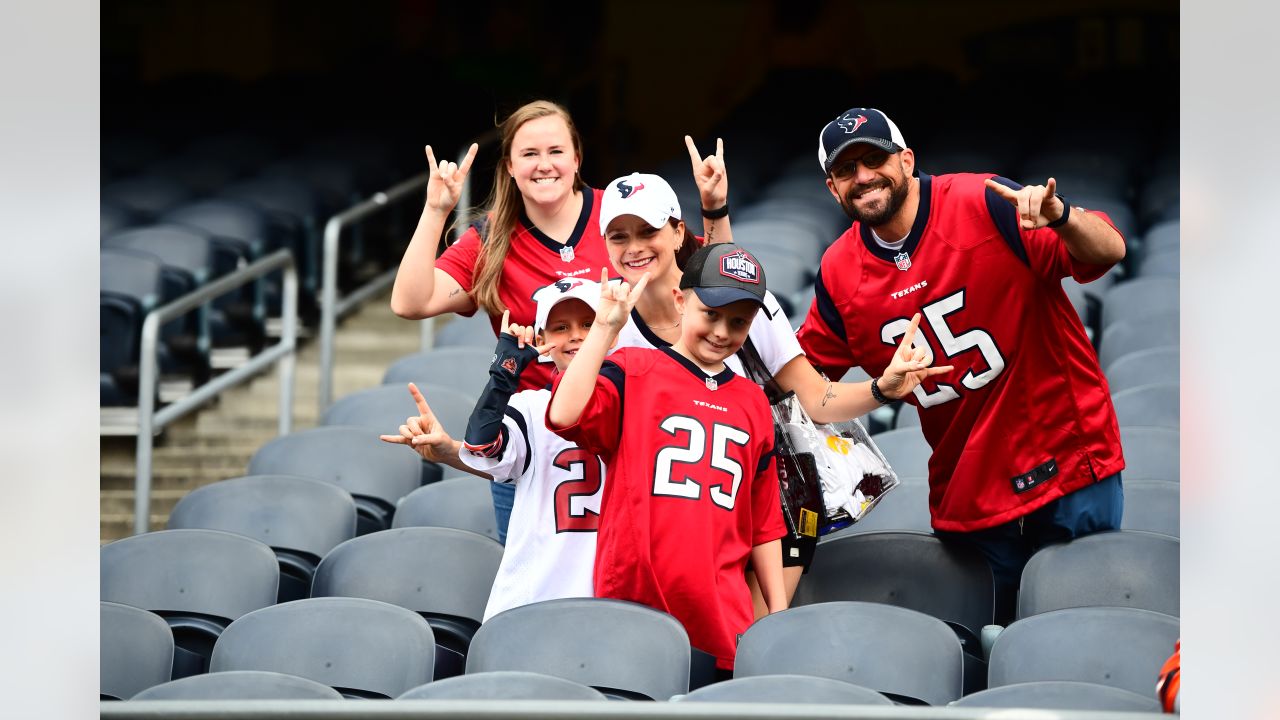 Chicago Bears vs. Houston Texans. Fans support on NFL Game. Silhouette of  supporters, big screen with two rivals in background Stock Photo - Alamy