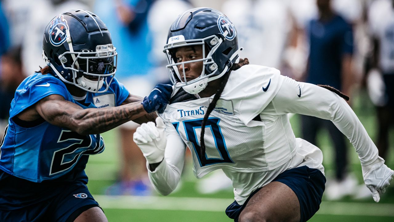 Tennessee Titans defensive back JoJo Tillery runs onto the field for NFL  football training camp Thursday, Aug. 1, 2019, in Nashville, Tenn. (AP  Photo/Mark Humphrey Stock Photo - Alamy