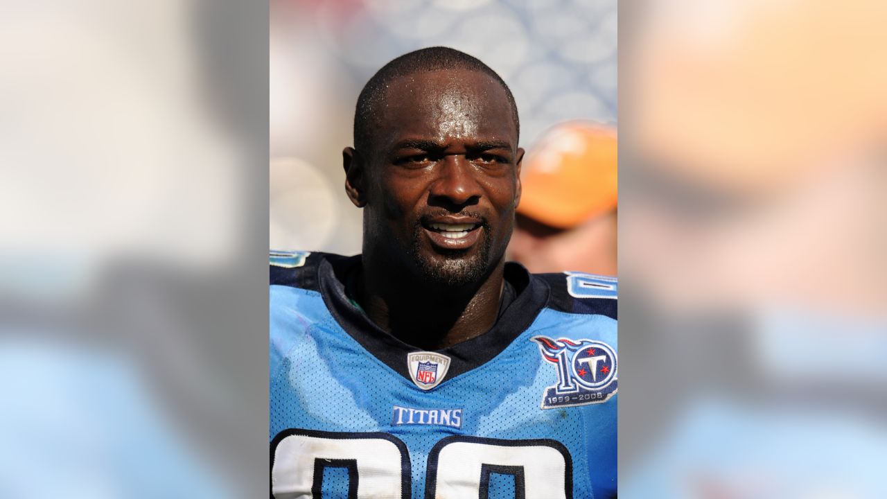 Jevon Kearse celebrating the Titans 9-0 start back in '08.  Tennessee  titans football, Titans football, Kansas city chiefs shirts