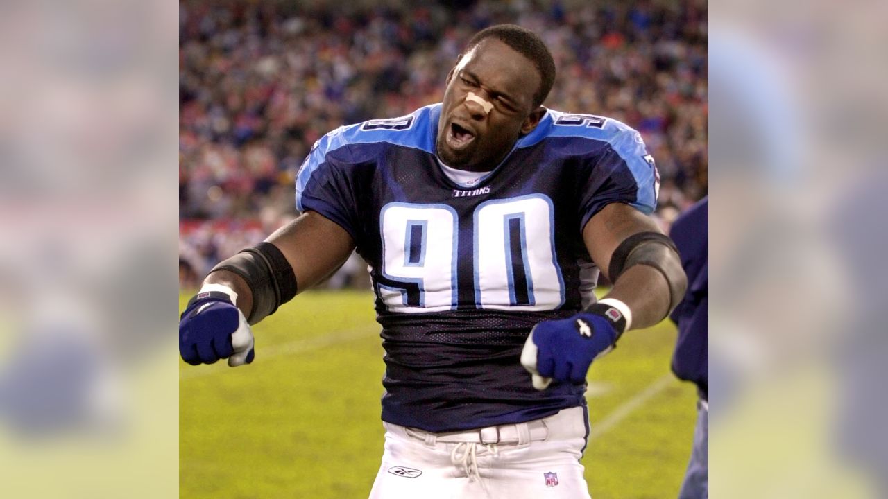 Jevon Kearse celebrating the Titans 9-0 start back in '08.  Tennessee  titans football, Titans football, Kansas city chiefs shirts