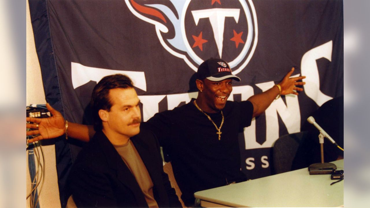 Tennessee Titans defensive end Jevon Kearse (90) knocks the ball