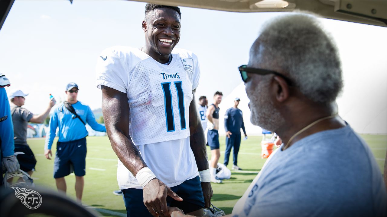 Oilers Great Earl Campbell Pays Visit to Tennessee – and Delivers a Message  to the Titans