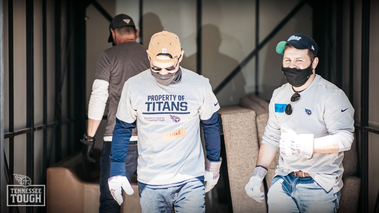 Tennessee Titans volunteer their time cleaning up in the community