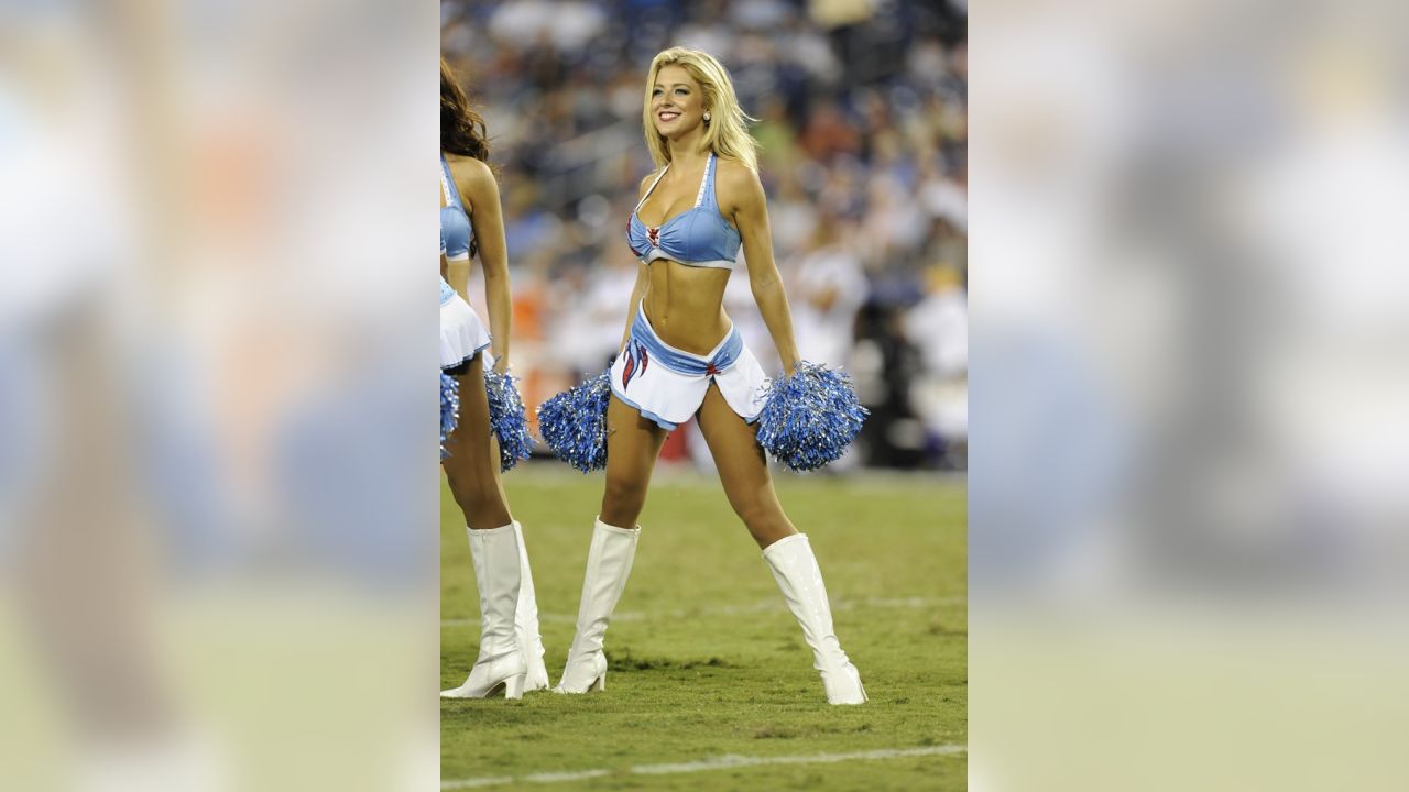 Titans Cheerleader Donivous