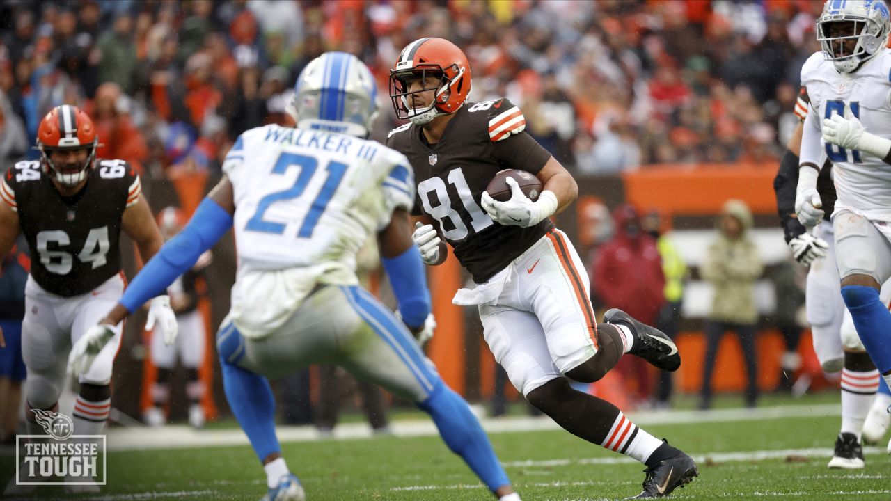 Atlanta Falcons tight end Austin Hooper (81) runs the ball after a