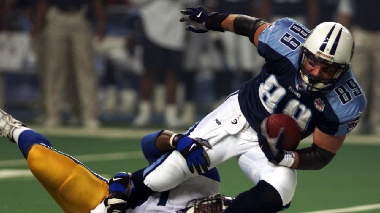 Tennessee Titans inside linebacker Wesley Woodyard (59) dances on