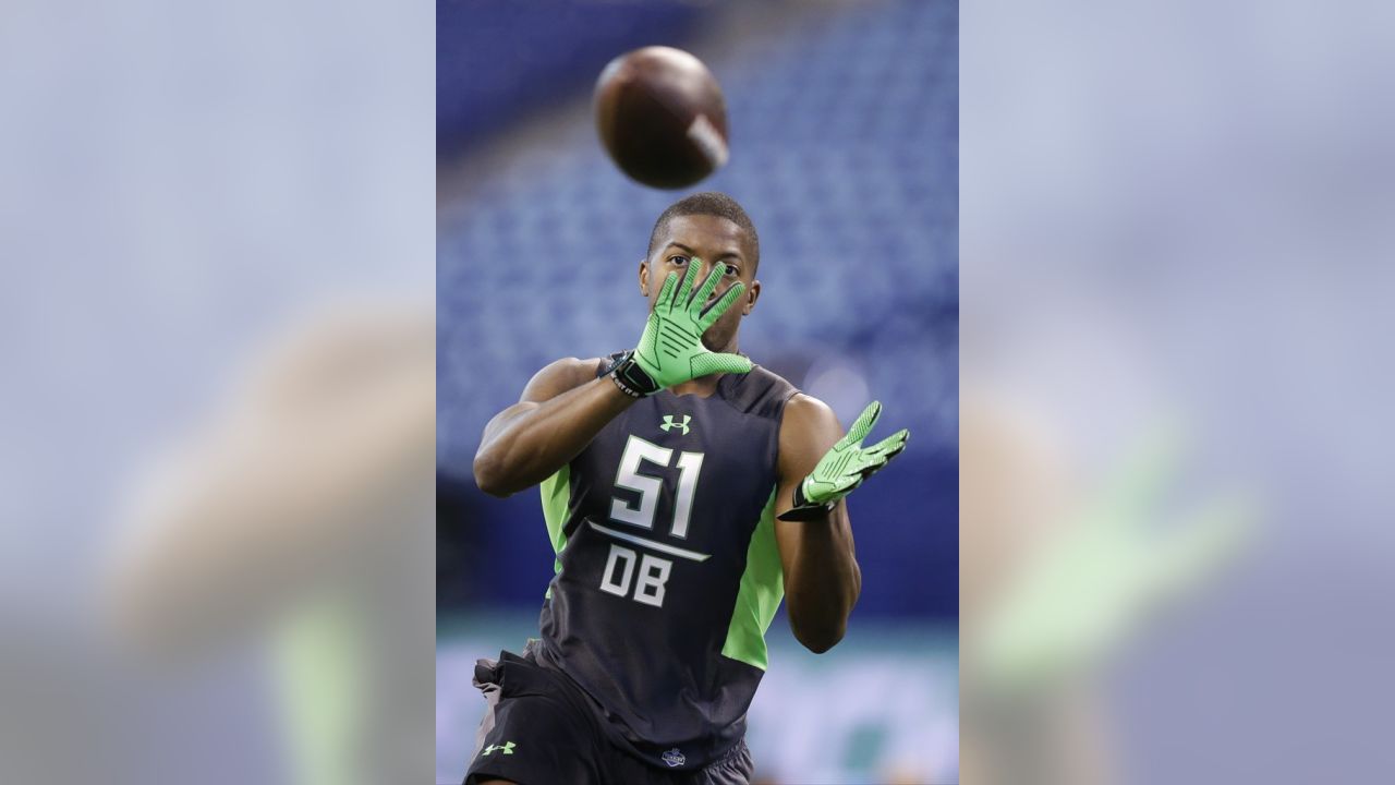 Tennessee Titans cornerback LeShaun Sims runs a drill during NFL football  minicamp Tuesday, June 13, 2017, in Nashville, Tenn. (AP Photo/Mark  Humphrey Stock Photo - Alamy