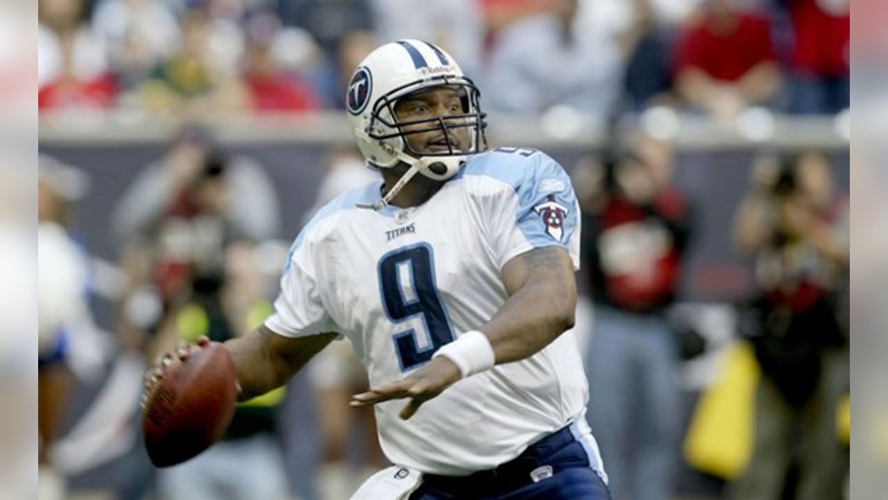 Steve McNair, Quarterback for the Tennessee Oilers passes the ball to  News Photo - Getty Images