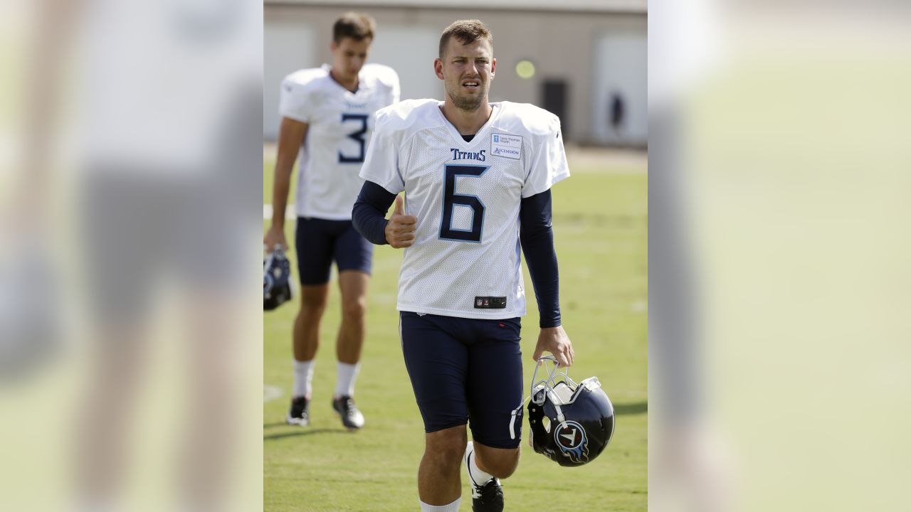 Titans QB loses jersey number to punter in arm-wrestling match - Los  Angeles Times