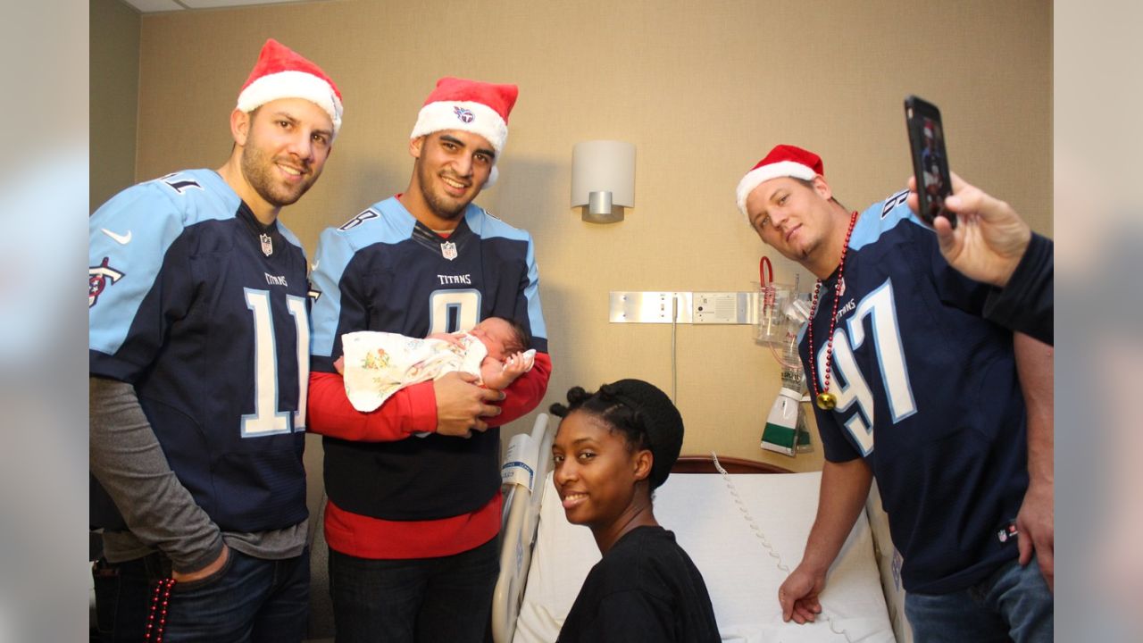 Mariota joins Titans, Santa to visit newborn babies