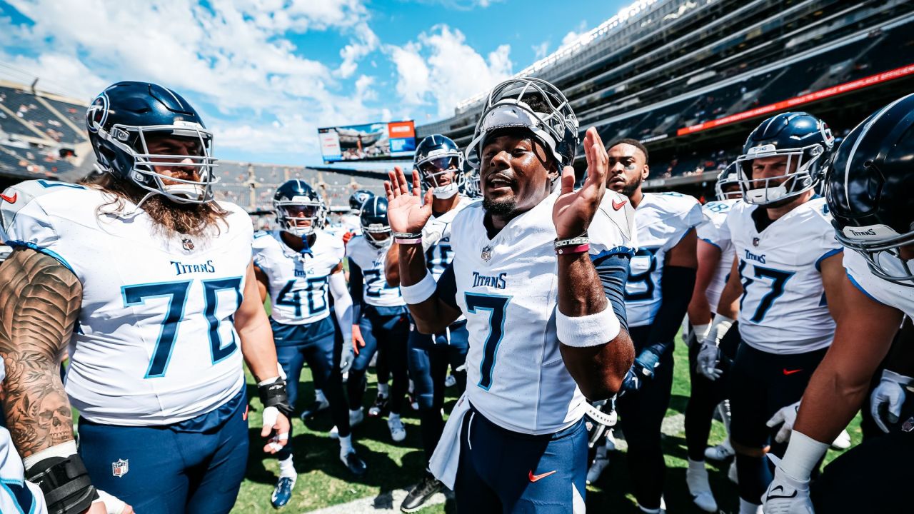 NASHVILLE, TN - AUGUST 20: Tennessee Titans quarterback Malik Willis (7)  catches the snap during the Tampa Bay Buccaneers-Tennessee Titans Preseason  game on August 20, 2022 at Nissan Stadium in Nashville, TN. (