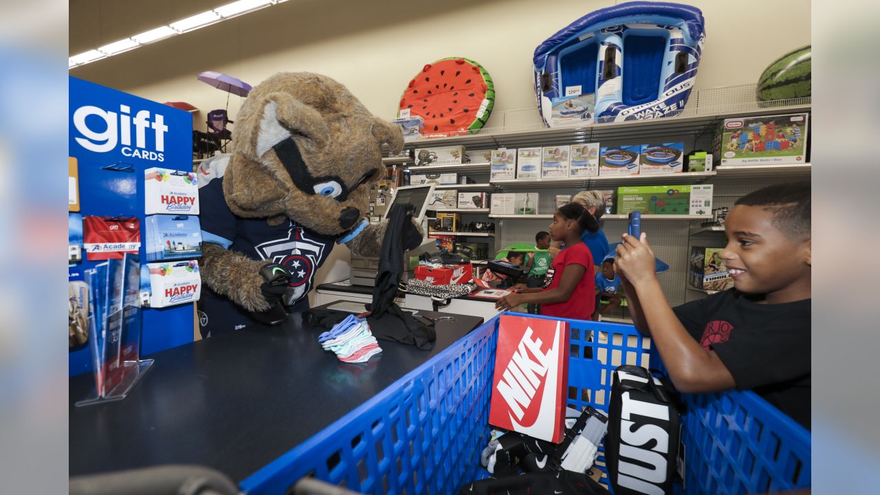 Derrick Henry Give Kids the Back-to-School Surprise of a Lifetime - FanBuzz