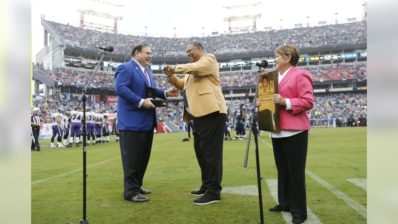 Watch Robert Brazile receive Hall of Fame ring, enter Titans' Ring