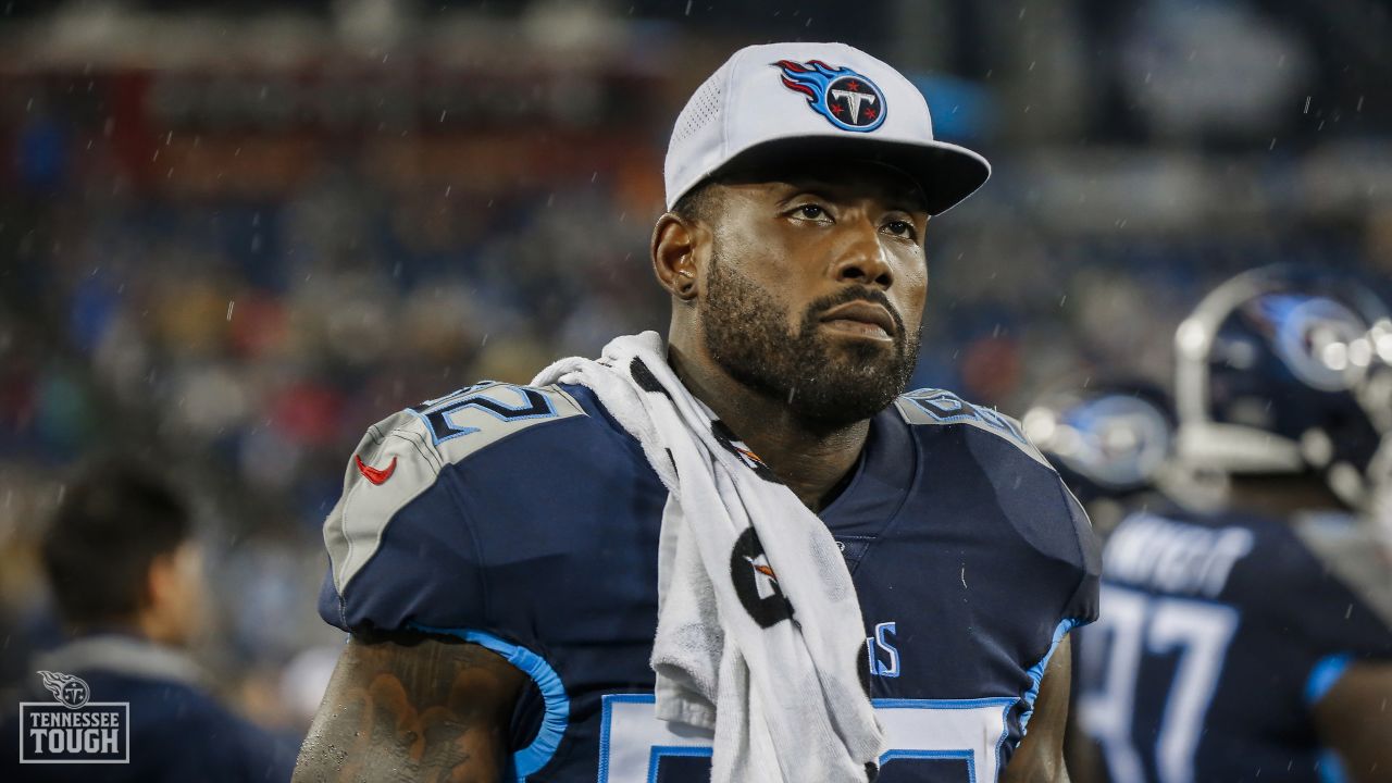 Tennessee Titans tight end Delanie Walker signs autographs before