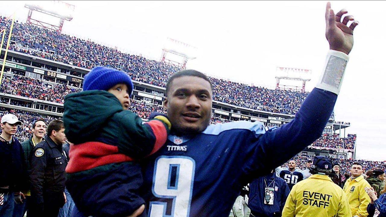 Kevin Byard Randomly Signed a Bunch of Autographs for Titans Fans - Music  City Miracles