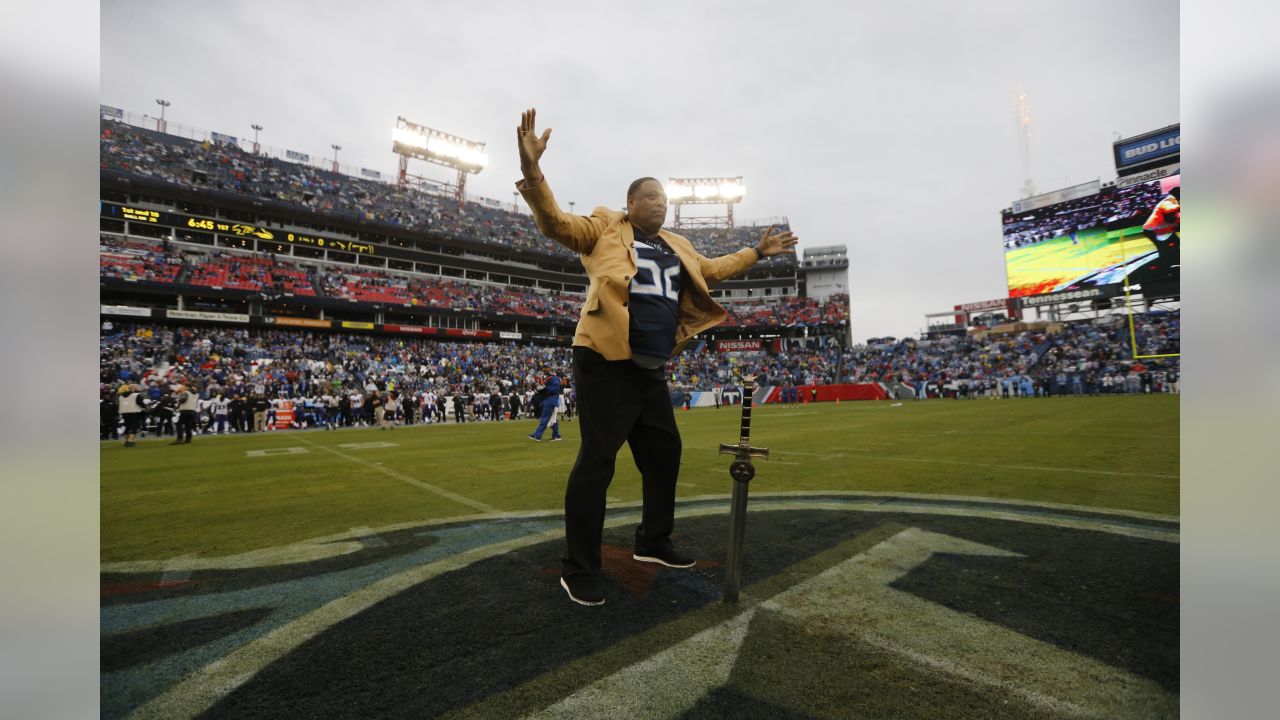 Watch Robert Brazile receive Hall of Fame ring, enter Titans' Ring